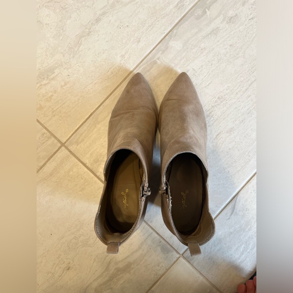 Qupid Size 9 Ankle booties with a side cutout - Picture 2 of 3